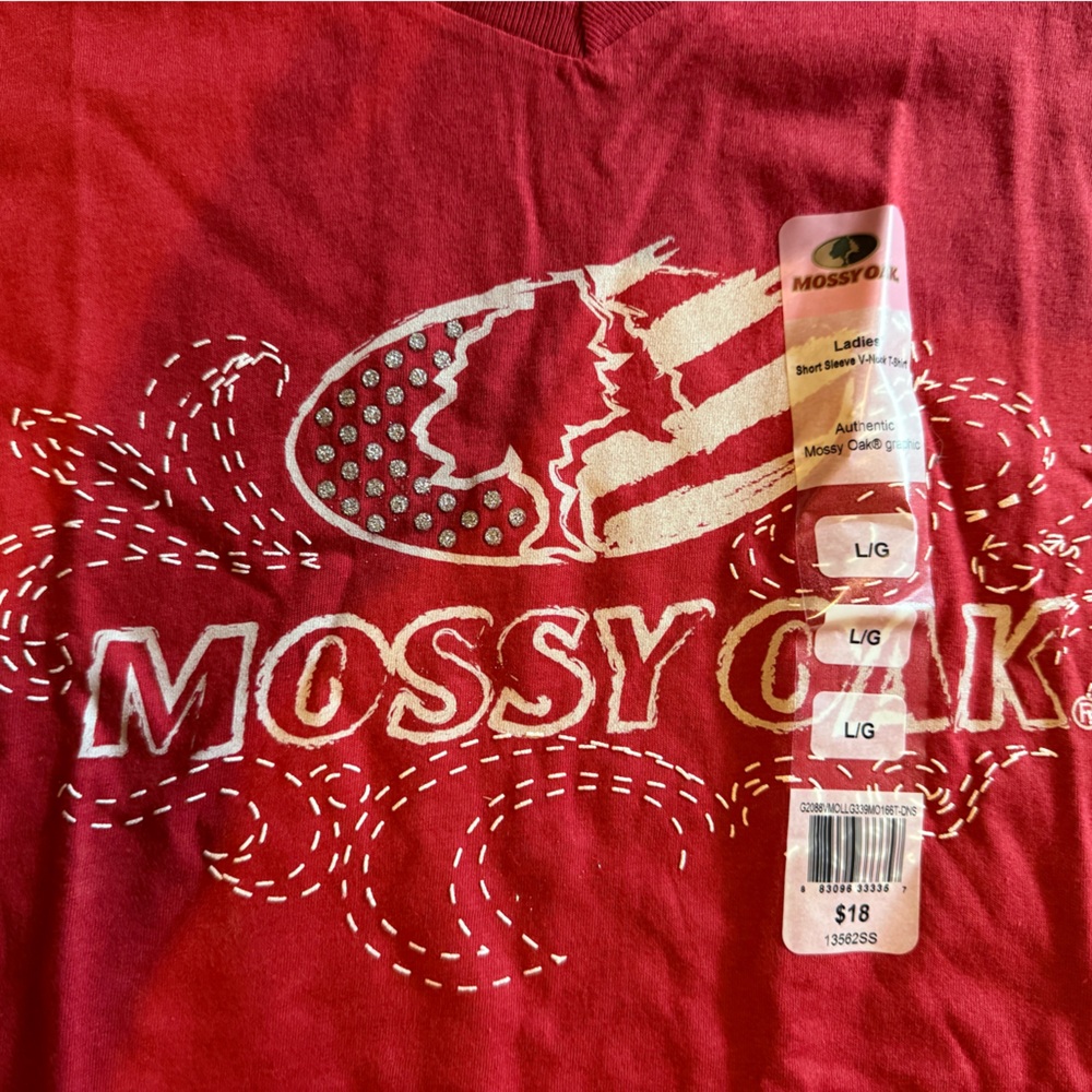 Mossy Oak Red/Burgundy Graphic V-Neck Tee, size L - Picture 2 of 5